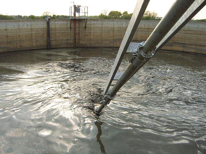 Veneroni Ručni/automatizirani sustav za miješanje gnojnice u skladišnom rezervoaru.